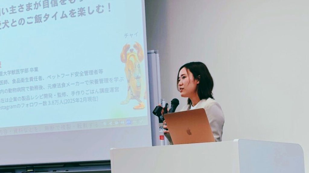 講演を行うまなみさん